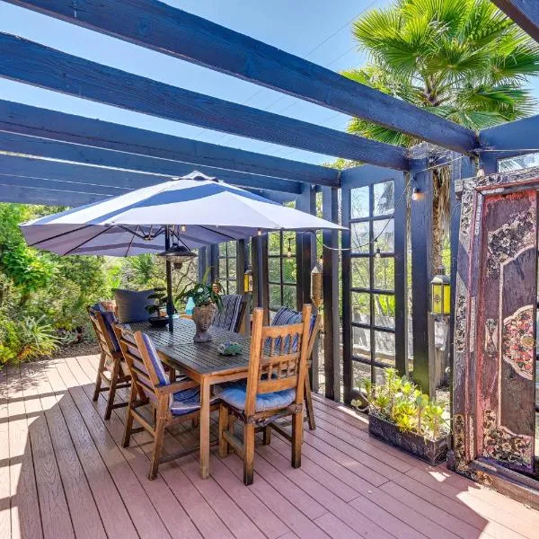 Bohemian Wonderland Benicia Bungalow with Pergola!，位于贝尼西亚的酒店