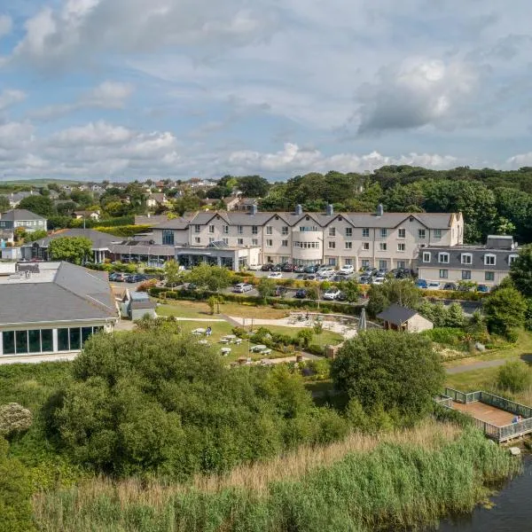 Arklow Bay Hotel，位于Jack Whiteʼs Cross Roads的酒店