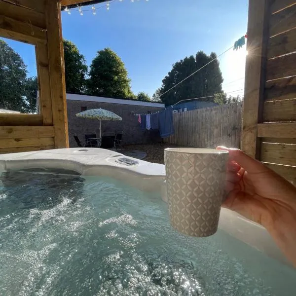 Lovely 2 bed apartment with hot tub log burner and off street parking，位于邓弗里斯的酒店