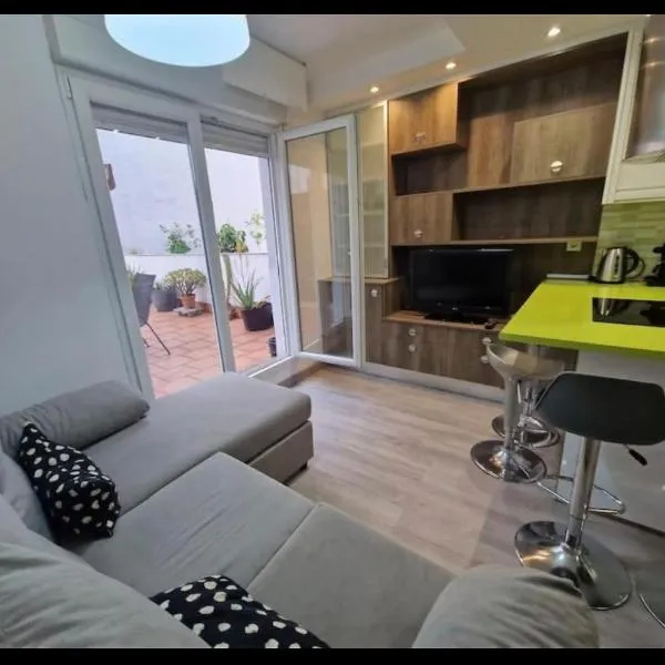 Apartamento con terraza y parking，位于希洪的酒店