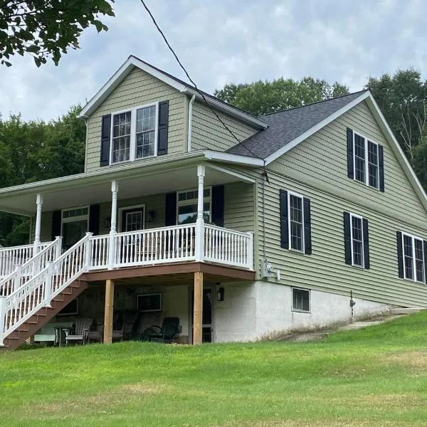 Historic Sears River Home (Main Level) on 10 Acres，位于吉姆索普的酒店