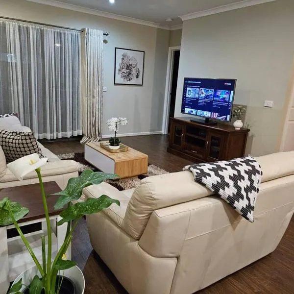 Tranquil home in Point Cook.，位于Wyndham Vale的酒店