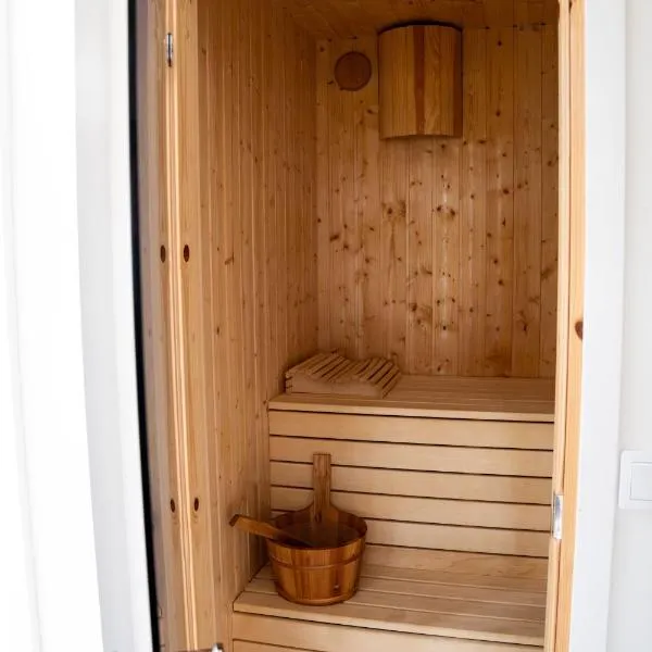 Your own 30sqm house with kitchen, sauna and loft.，位于马尔默的酒店