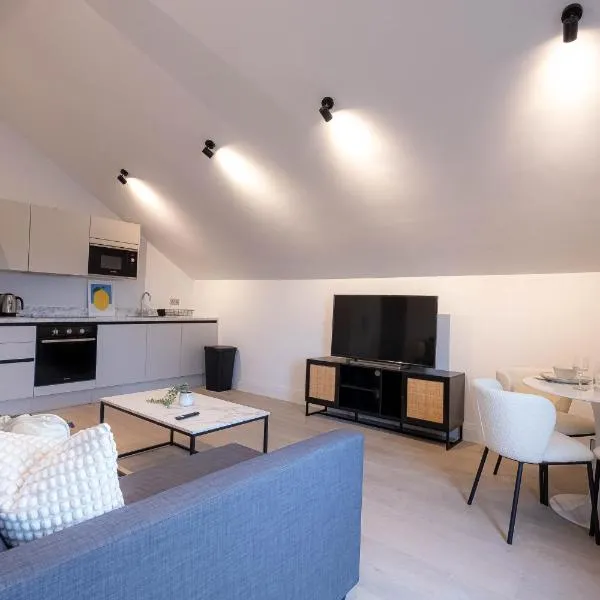 Stylish Apartments with Balcony for upper apartments & Free Parking in a prime location - Five Miles from Heathrow Airport，位于阿克斯桥的酒店