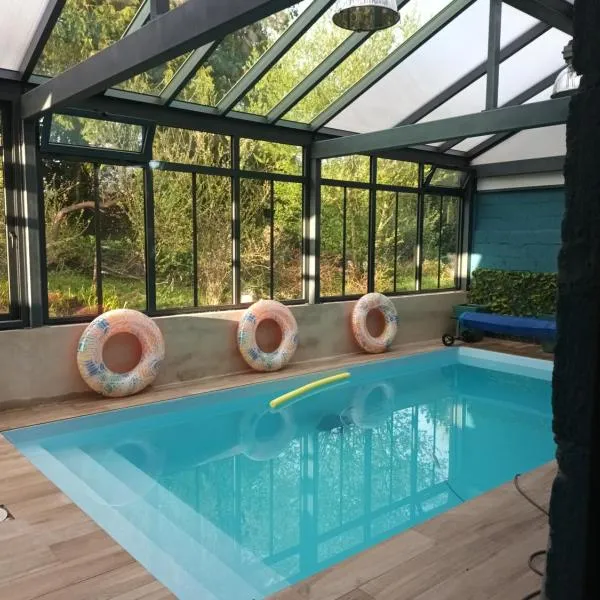 Au Domaine de Sophie piscine chauffée couverte et jacuzzi couvert，位于Crasville的酒店