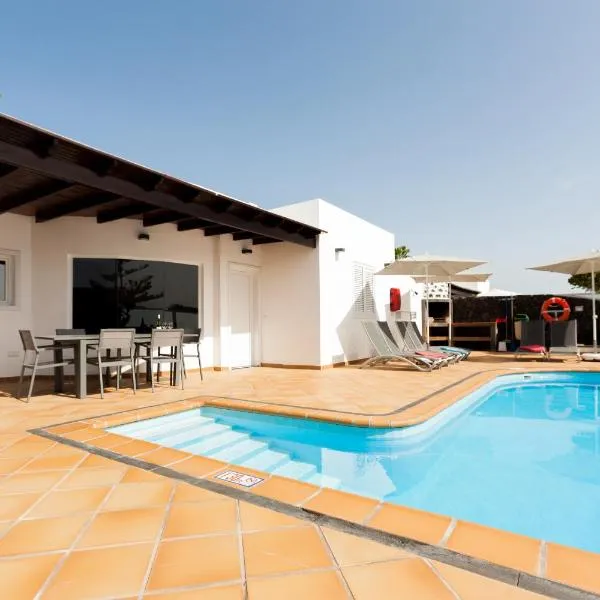 4 bedroom Villa Mimi with private heated pool，位于卡门港的酒店
