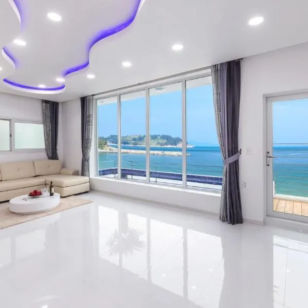 Roses Pool Villa D，位于巨济的酒店