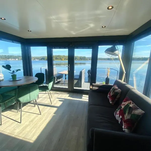 Houseboat Marina Mookerplas aan het Water | 4 - 6 personen，位于Middelaar的酒店