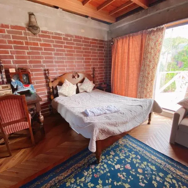 猫とピアノと星空のリゾートブティックコテージ -Starry Forest Cottage Okinawa-，位于恩纳的酒店