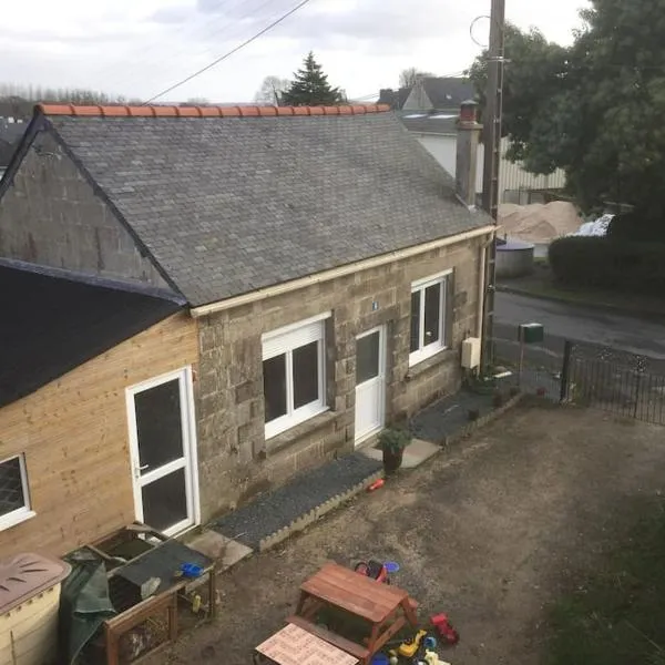 Detached cottage on the edge of town，位于Plumeliau Bieuzy的酒店