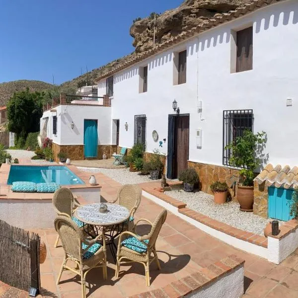A tranquil mountain escape, casa particular, exclusive accommodation, private pool and terraces，位于El Llano de los Olleres的酒店