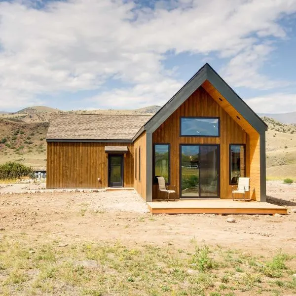 Yellowstone Prairie Retreat 360 Mountain Views!，位于Emigrant的酒店