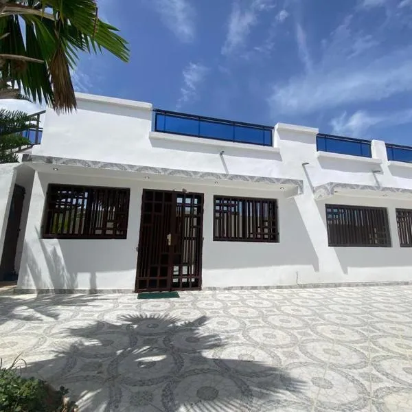 Villa OMARI Situé à Saly Portudal Villa 2 Chambres bien équipés proche de tout，位于萨利波图尔的酒店