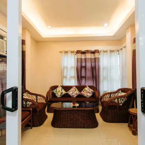 Bahay Ni Kikay Vacation Rental - WiFi Included，位于桑托斯将军城的酒店