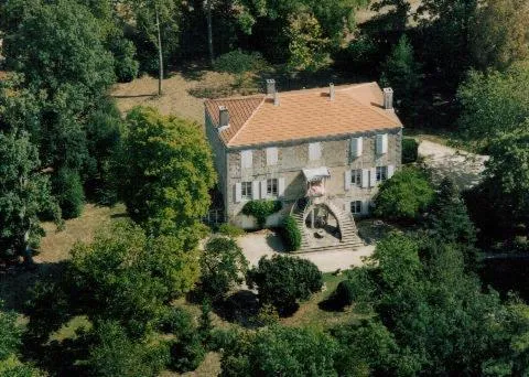 玛诺尔安吉酒店，位于Dampierre-sur-Boutonne的酒店