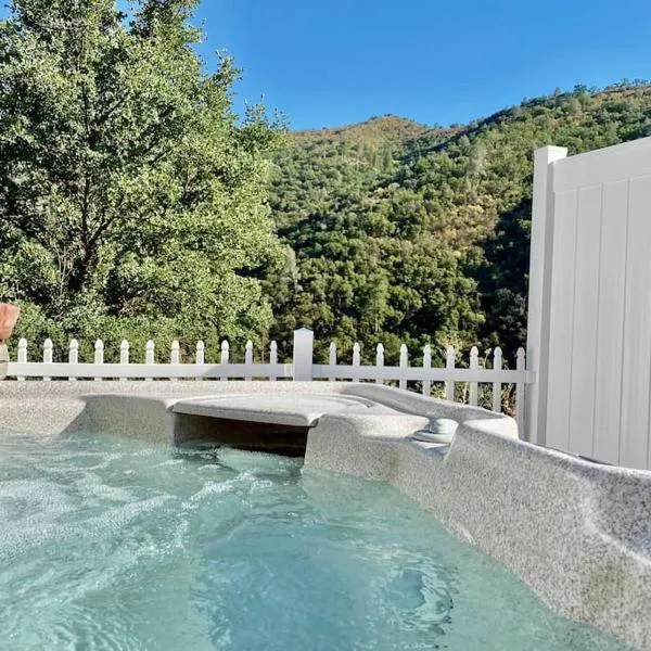Eagle Nest River Views Hot Tub Games Sleeps 6，位于阿赫瓦尼的酒店