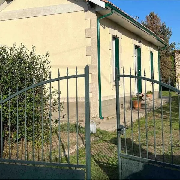 Villa coutrillonne près St Emilion [clim salon]，位于Coutras的酒店