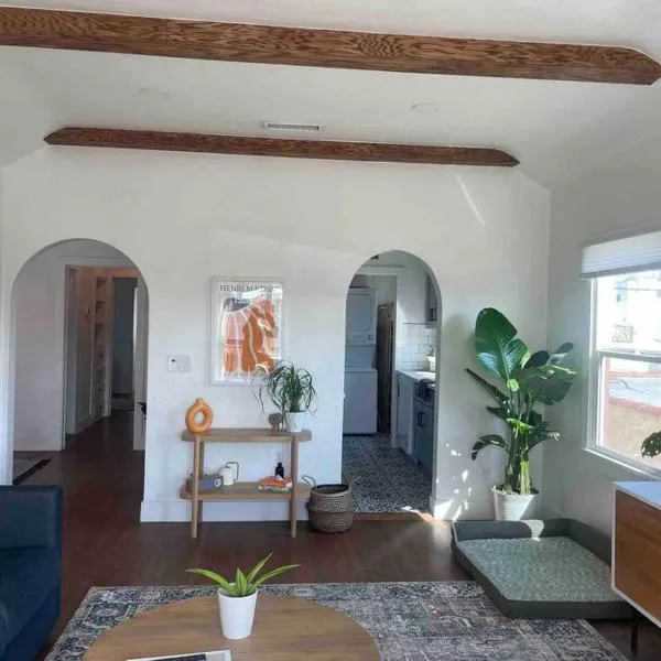 Huge Updated Spanish Apt - Steps to Beach & Bay!，位于长滩的酒店