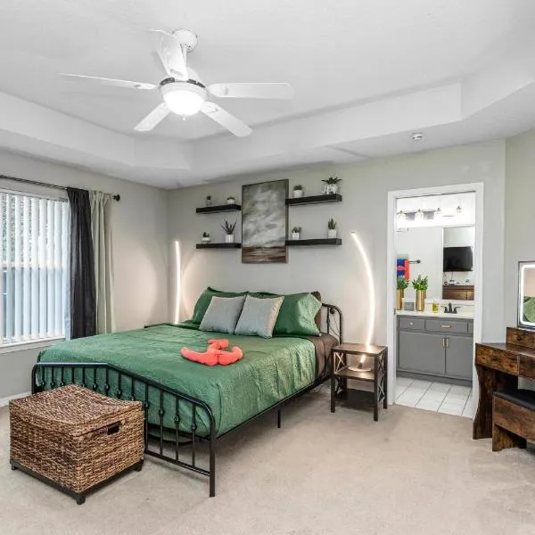 Breeze - Family Retreat with Waterfront Access & Game Room，位于纳瓦拉的酒店