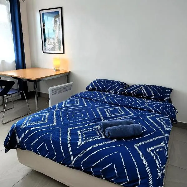 PROMO! Near Train Station, FREE WIFI!，位于墨尔本的酒店
