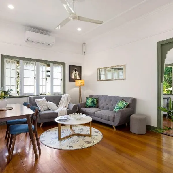 Classical King Bed Home at Edge Hill 5km to Cairns，位于艾吉希尔的酒店