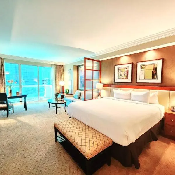 The Signature at MGM Condo! Stunning Strip Views & No Resort Fees!，位于拉斯维加斯的酒店