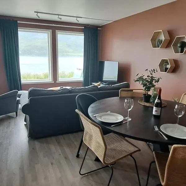 Senja, Husøy i Senja. Leilighet med utsikt over fjord og fjell，位于Fjordgård的酒店