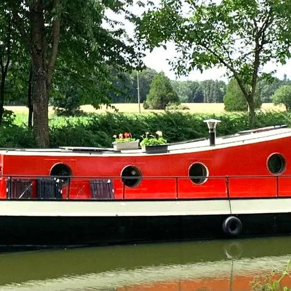 Très jolie péniche à louer，位于Langouet的酒店