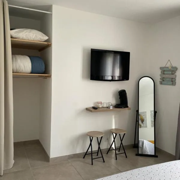 Chambre avec salle de bain privée dans villa avec garage，位于马诺斯克的酒店