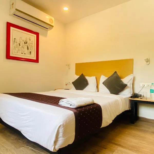 Qotel Hotel IP Residency Hargobind Enclave Near Karkarduma metro Anand Vihar，位于新德里的酒店