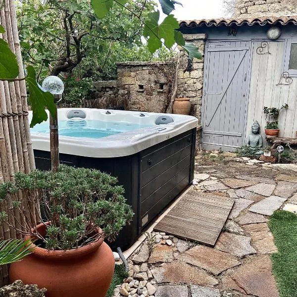 Grand et joli studio tout équipé avec jardin et Jacuzzi，位于屈埃尔的酒店