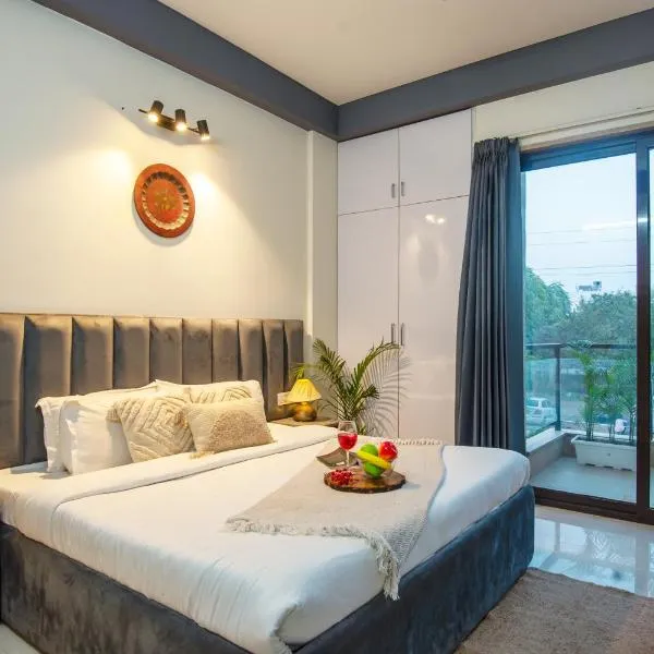 Serviced Apartment near Medanta by BedChambers，位于古尔冈的酒店