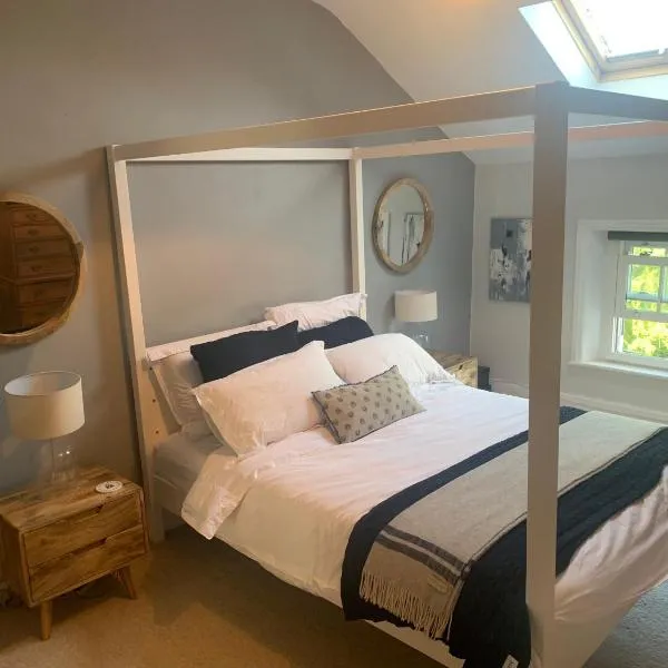 Top Floor. Top Notch. Tranquil Treat. Stone's throw from Thames.，位于梅登黑德的酒店