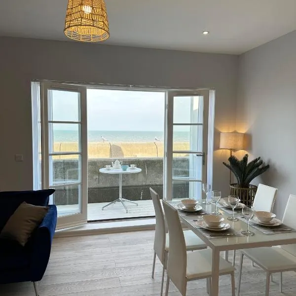 Ocean View Suite - Near Hythe - On Beach Seafront - Private Parking，位于新罗姆尼的酒店