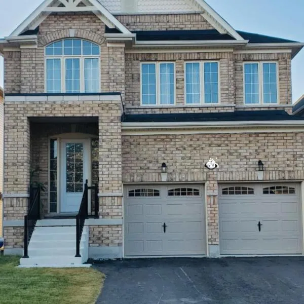 Brand new luxurious home, located in Lindsay.，位于卡沃萨湖的酒店