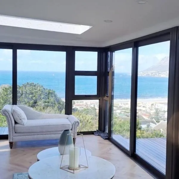 Modern mountainside home with ocean view - Minimal load shedding，位于西蒙镇的酒店