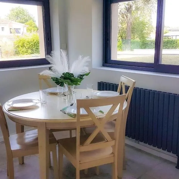 Le Petit Castel, Portes de Lyon，位于Chazay-dʼAzergues的酒店