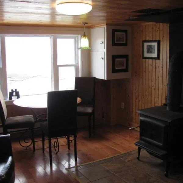 Wolf Cove Retreat House，位于Amherst Cove的酒店