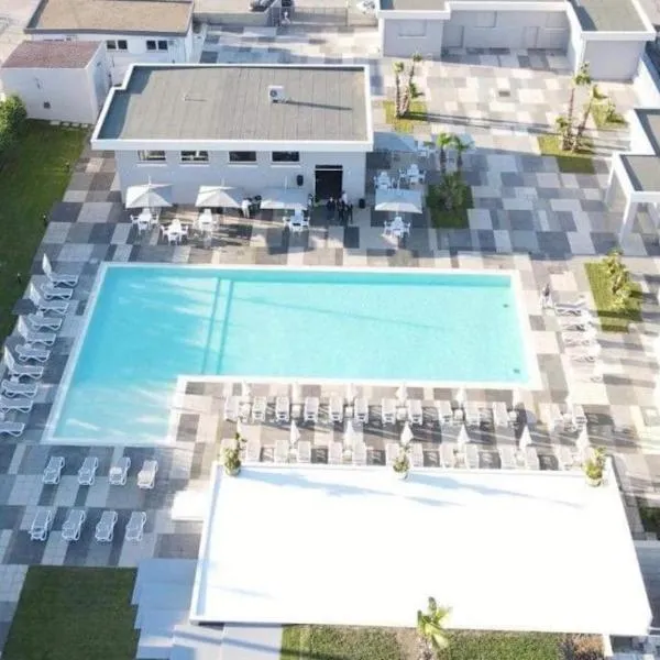 PoolSide，位于Irsina的酒店