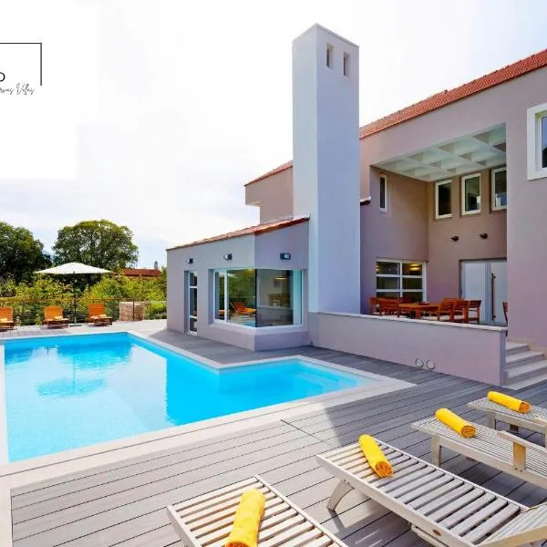 Villa Jure with upscale furnishings and a great garden, quiet location，位于Slivno的酒店
