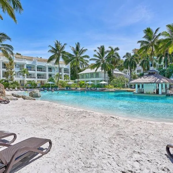 Chic Resort Living at Luxury Beach Club and Spa，位于棕榈湾的酒店