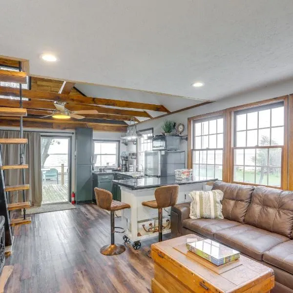 Vickery Cottage on Sandusky Bay with Fire Pit!，位于克林顿港的酒店