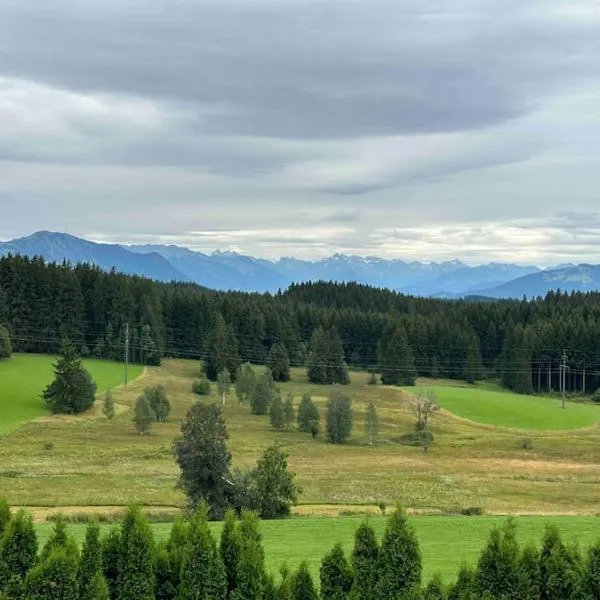 Modernes Apartment mit 180° Bergblick，位于Buchenberg的酒店