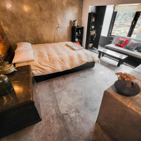 Wolf Totem Lux Backpacker Studio Loft，位于皮萨克的酒店