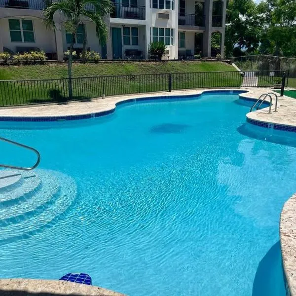 Lovely 2 bedroom condo with pool and beach access，位于林康的酒店