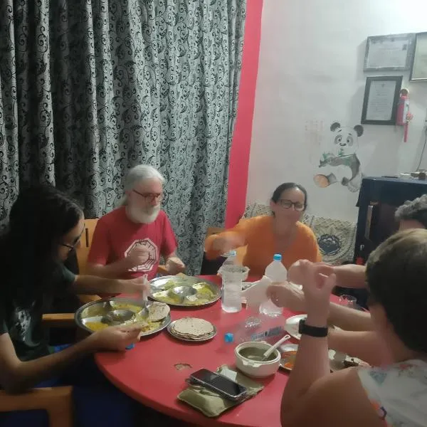 Holiday Home Stay，位于克久拉霍的酒店