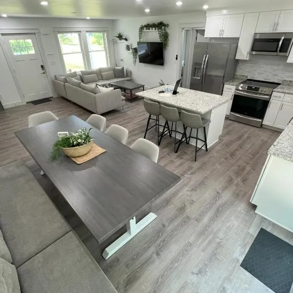 Gardner Lake 2 Queen/1King/2 Bath/Laundry- Private，位于Salem的酒店
