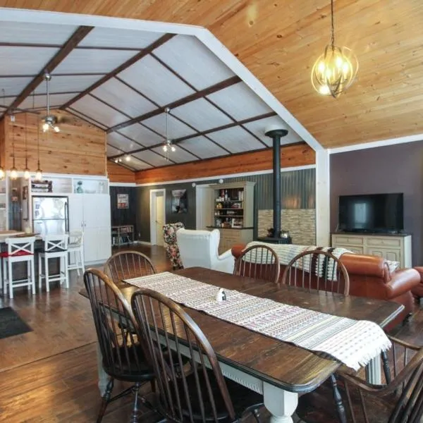 Le Duc on the Lake - Cozy waterfront Cottage，位于Saint-André-Avellin的酒店