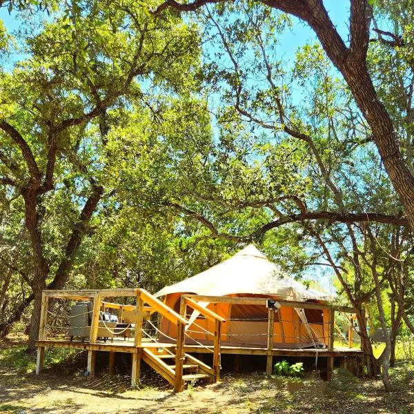 Al's Hideaway Glamping Tents，位于Pipe Creek的酒店