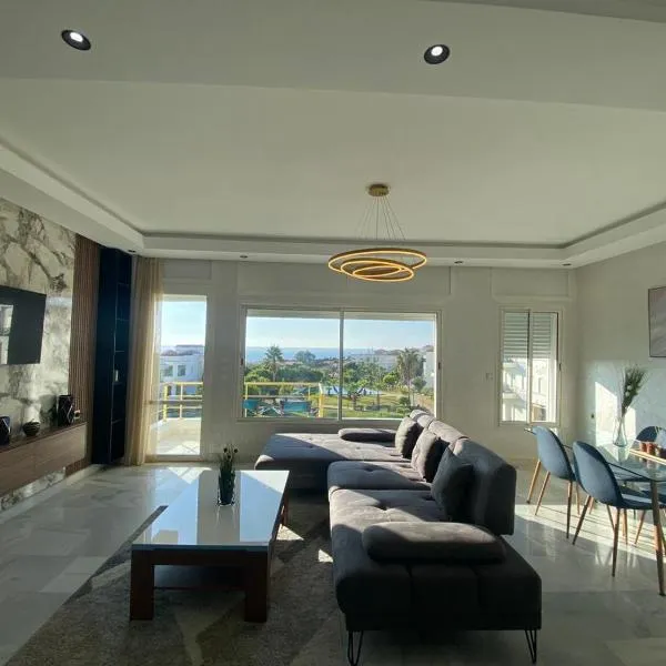 luxury condo with sea view，位于丹吉尔的酒店
